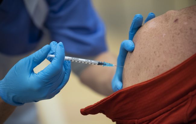 62-річний чоловік вакцинувався від COVID 217 разів: як він почувається і що кажуть лікарі 