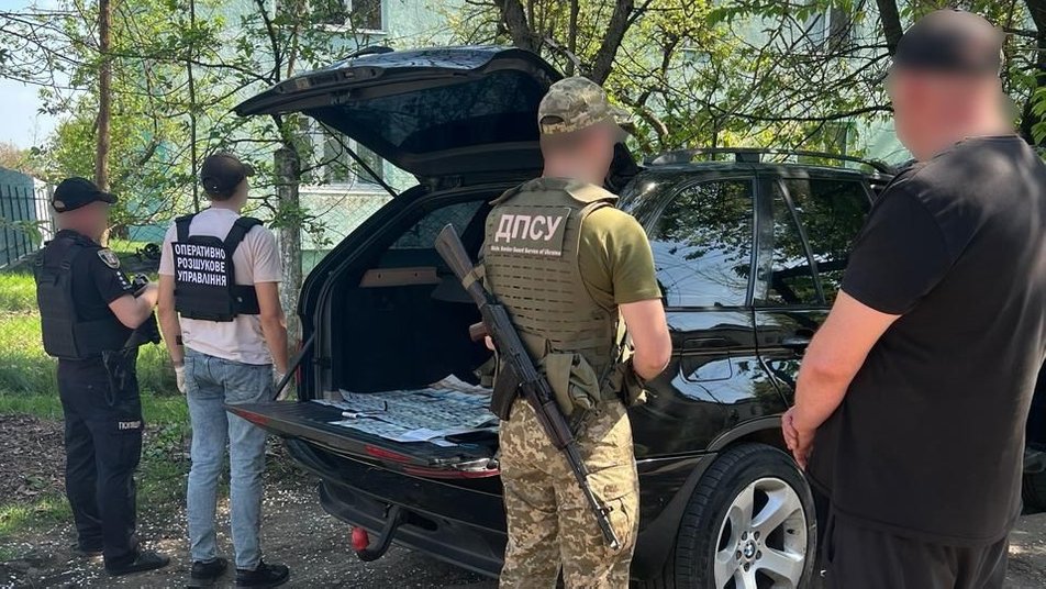 6800 доларів за перетин кордону: поліція затримала жителя Рівненщини, який переправляв чоловіка до Румунії