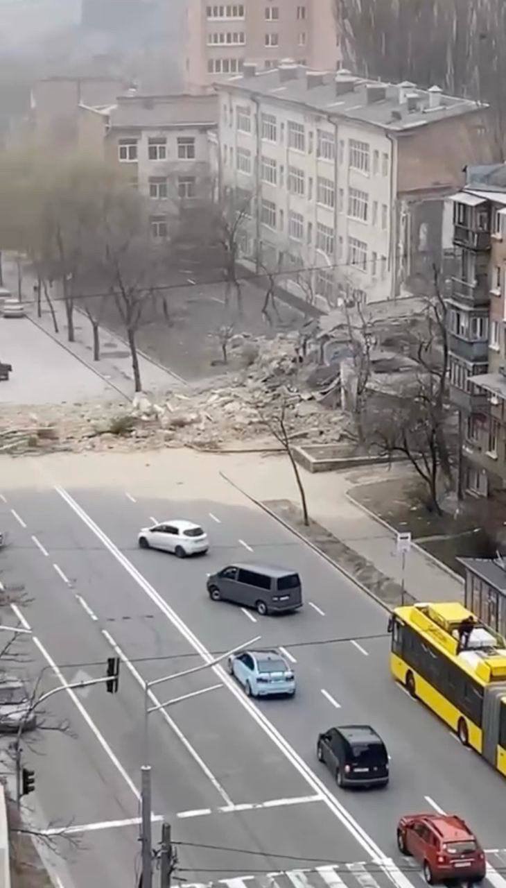 Київ обстріляли балістикою: є поранені та руйнування 
