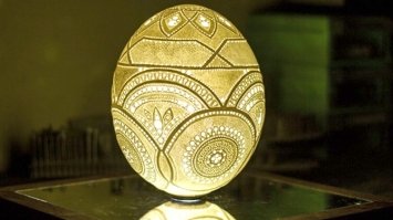Художник за три роки зробив понад 45 тисяч дірочок в страусиному яйці