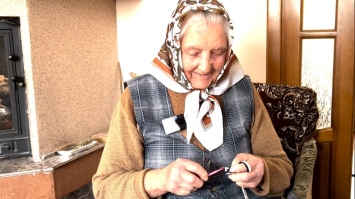 Килимки для бійців в’яже 86-річна жінка із Рівненщини