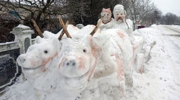 Українське подружжя на волах: чоловік зліпив зі снігу незвичайні фігури