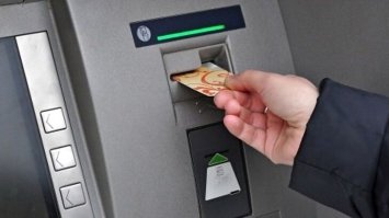 Зняти ваші гроші з банкомату можуть шахраї
