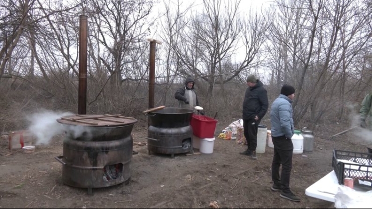 Волонтери з Рівненщини готують їжу для військовиків на фронті
