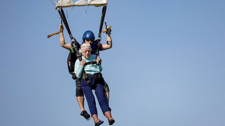 104-річна жителька Чикаґо Дороті Гофнер стрибнула з парашутом