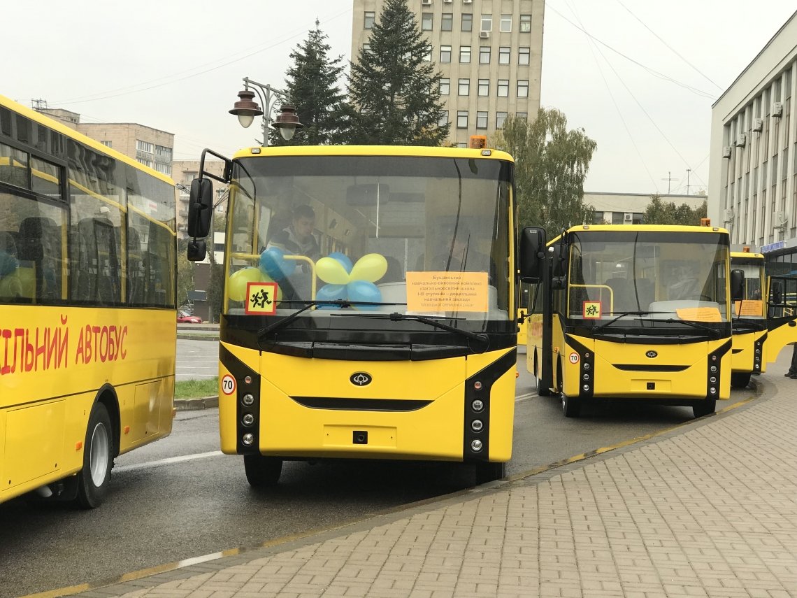 15 шкільних автобусів передали у райони та ОТГ Рівненщини (ФОТО)