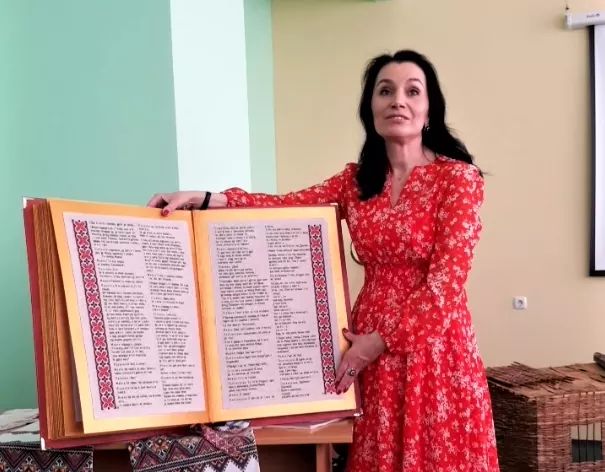 68 тисяч вишитих літер. На Рівненщині презентували унікальну «Лісову пісню»