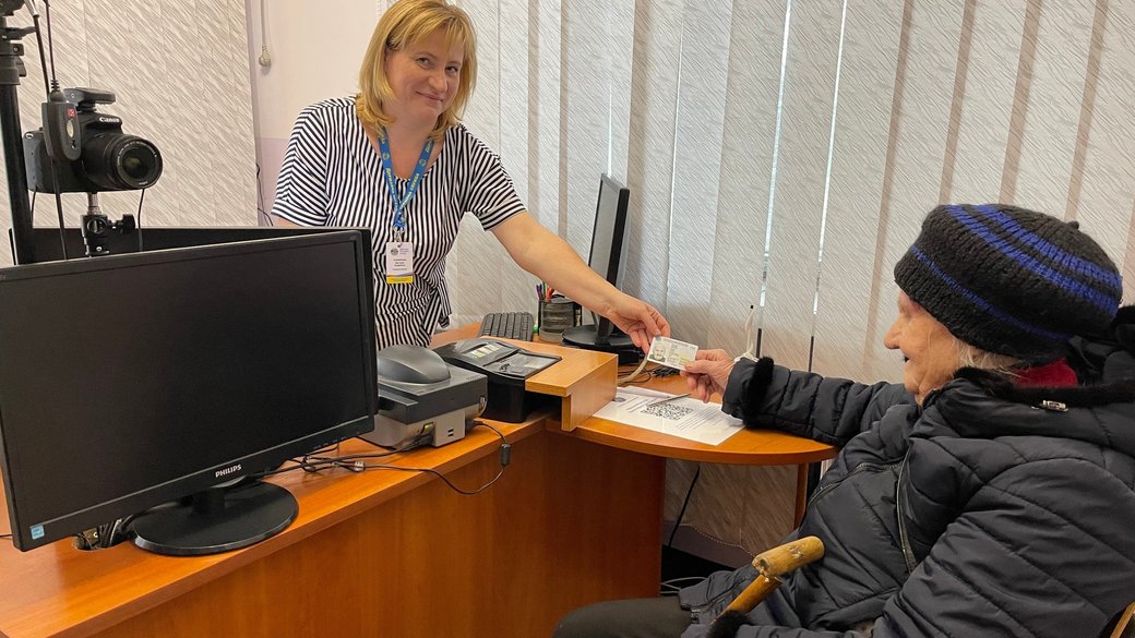 84-річна жителька Рівненщини отримала паспорт у формі ID-картки