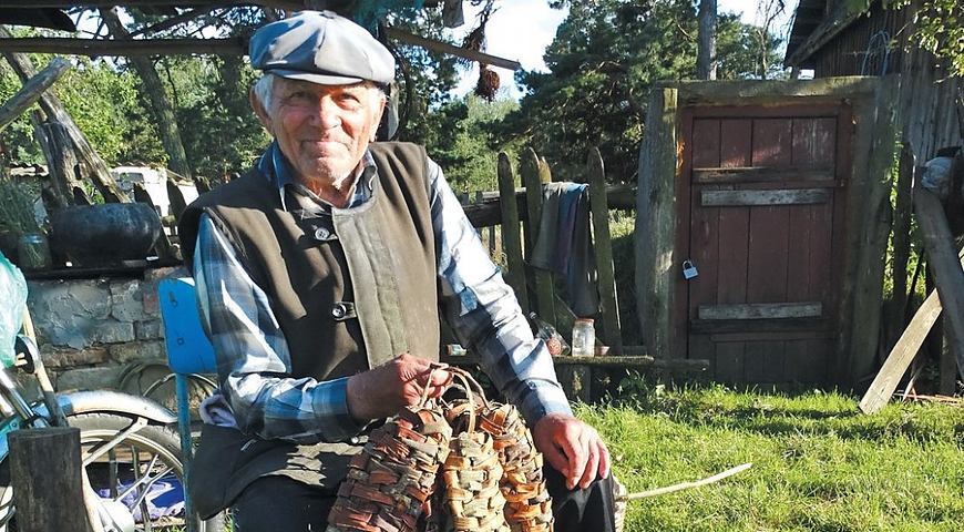 90-літній дідусь із Сарнавщини плете постоли