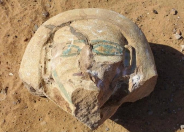 Археологи знайшли в Єгипті висічену у скелі сімейну гробницю з 20 муміями