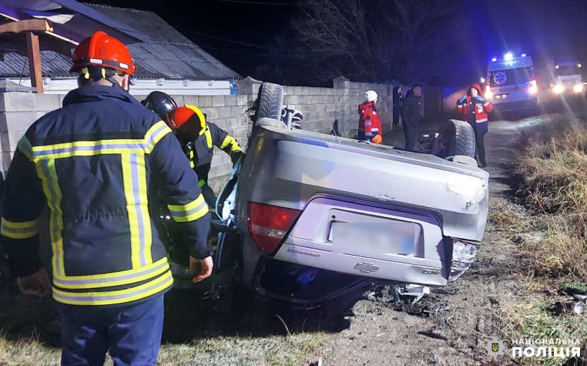 Авто з’їхало з дороги та перекинулося: водій загинув