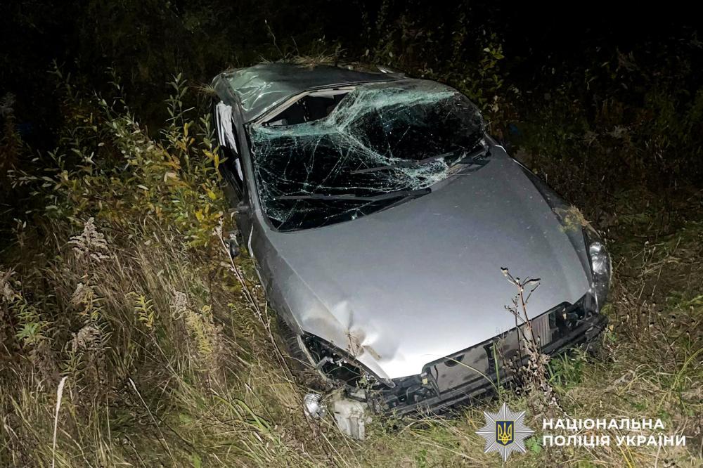 Авто з’їхало з дороги й перекинулось: травми отримали водій і пасажир