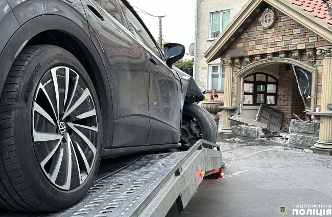 Автомобіль в’їхав у кіоск: водійка з пасажиркою – у лікарні