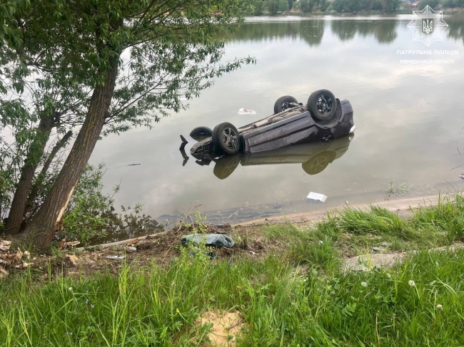 Автомобіль злетів у водойму – водійка сіла за кермо напідпитку