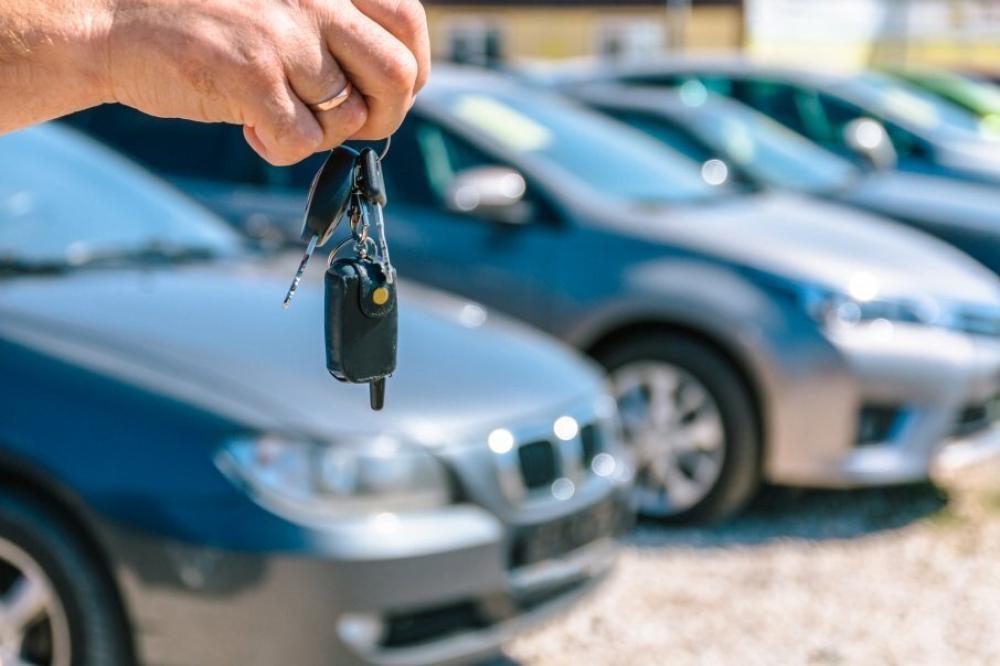 Автомобілі продав, а гроші власникам не віддав