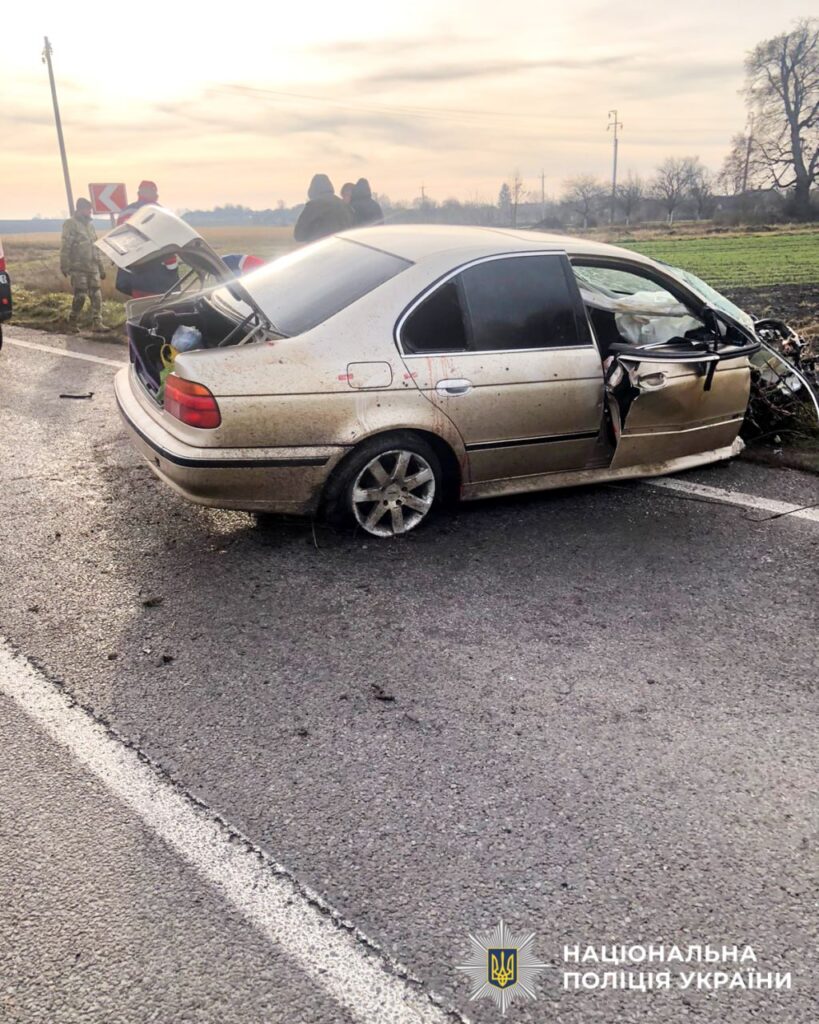 Автотроща із трьома автомобілями: у результаті - троє осіб травмовано 