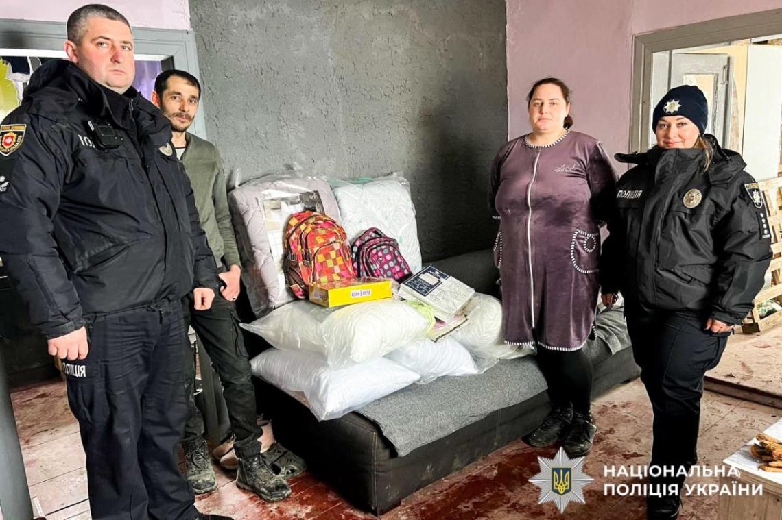 Багатодітній родині, у якої згорів будинок, допомагають хто чим може