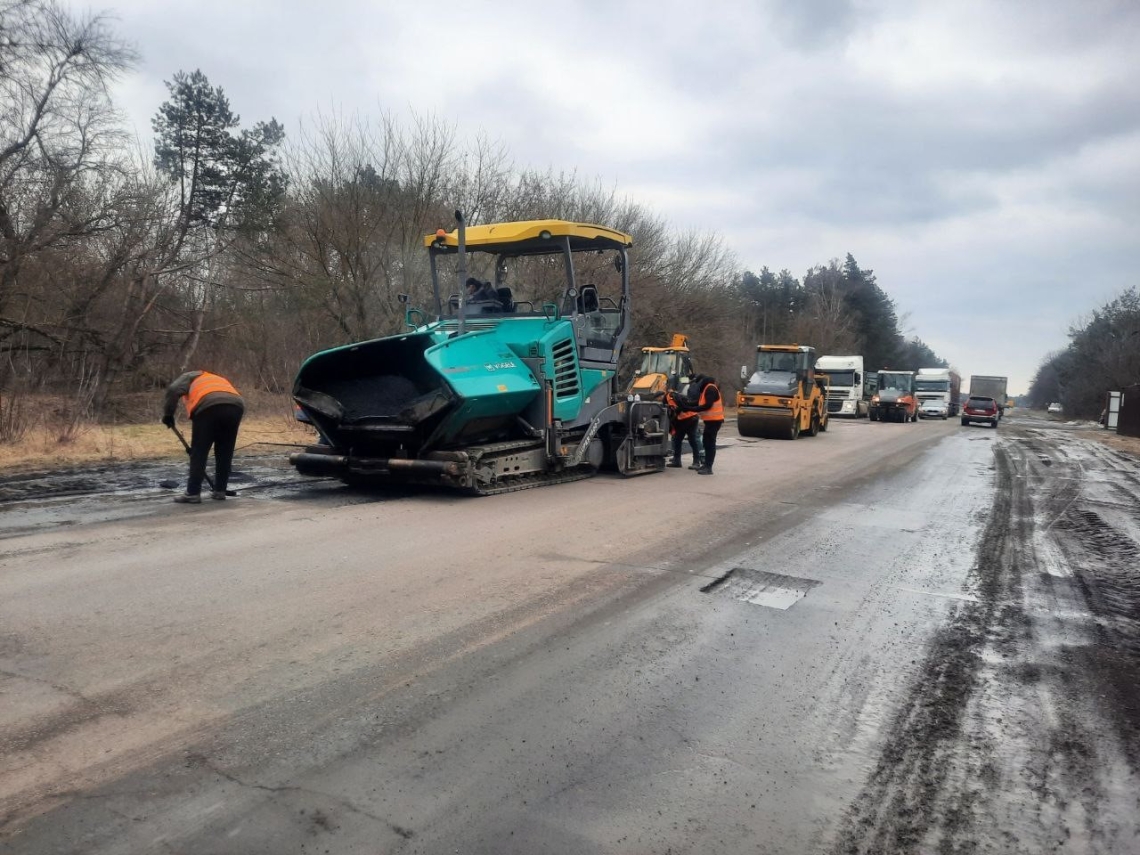 Біля Костополя ремонтують аварійні ділянки доріг