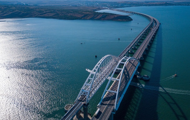 Біля Кримського мосту помітили клуби диму – «влада» назвала причину