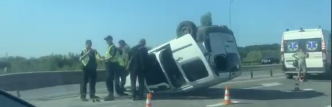 Біля Рівного авто перекинулося на дах  (ВІДЕО)