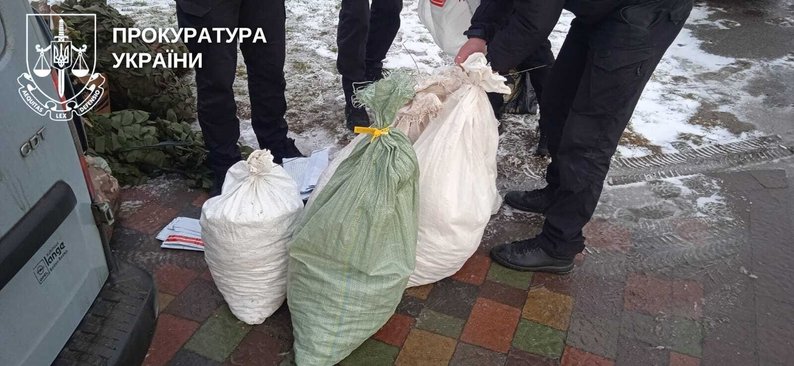 Бурштин на півтора мільйона сховав під маскувальною сіткою