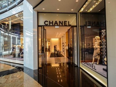 Chanel обмежила продаж товарів росіянам за кордоном