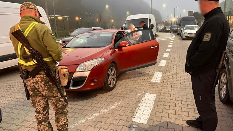 Дбайливо сховала під ковдрою: громадянка Польщі намагалася нишком вивезти за кордон українського бойфренда