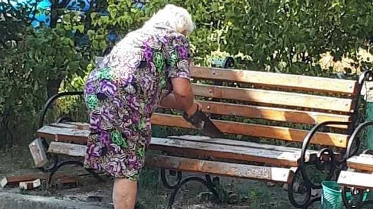Дістали нічні пиятики: у Києві бабуся спиляла сидіння у лавочки
