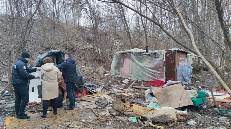 Дітей, які жили в халабуді у лісопосадці Тернополя, повернули на Рівненщину