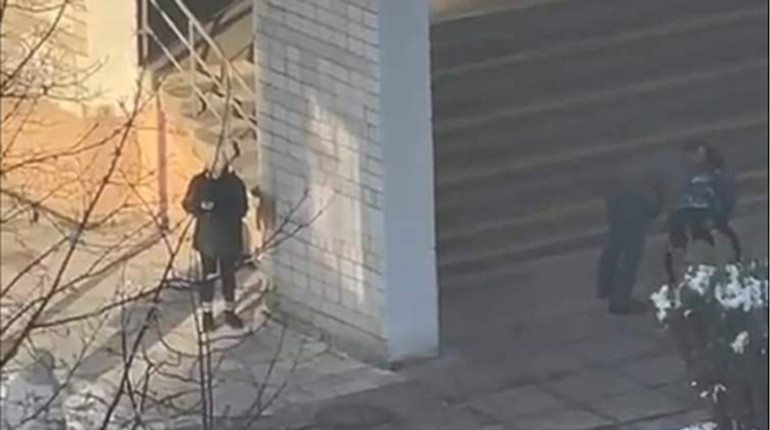 Діти побились, а батьки влаштували стрілянину на подвр`ї школи