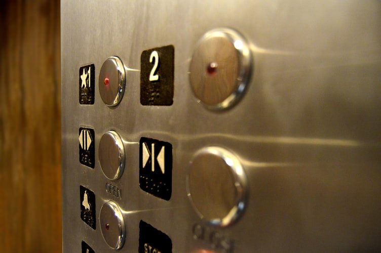 Дивом врятувались: у харківській багатоповерхівці зірвався ліфт з шостого поверху (ВІДЕО)