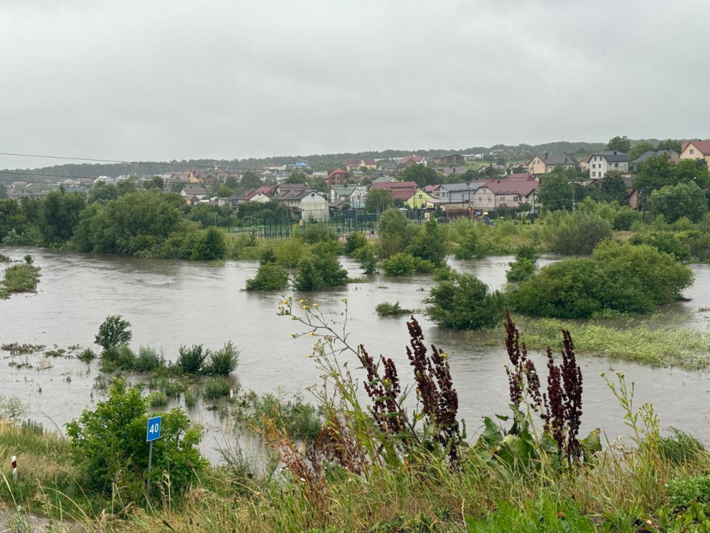  Дощі затопили Львів: паралізовані дороги, знеструмлені десятки сіл