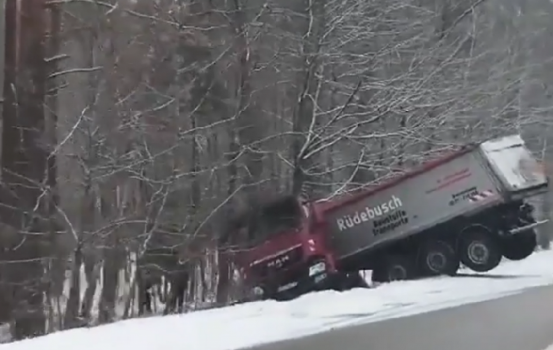 ДТП на Рівненщині: вантажівка злетіла у кювет