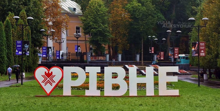 Фотозона на «Лебединці» вже розтрощена