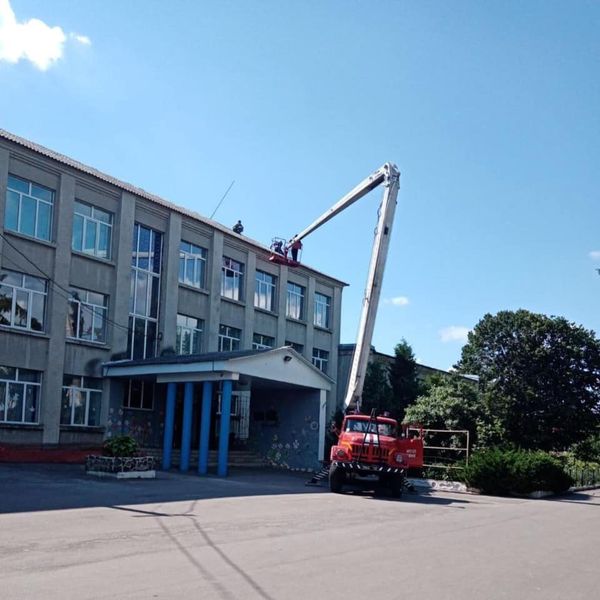 Гощанські рятувальники ГУ ДСНС області відновили дах ліцею, що був пошкоджений буревієм