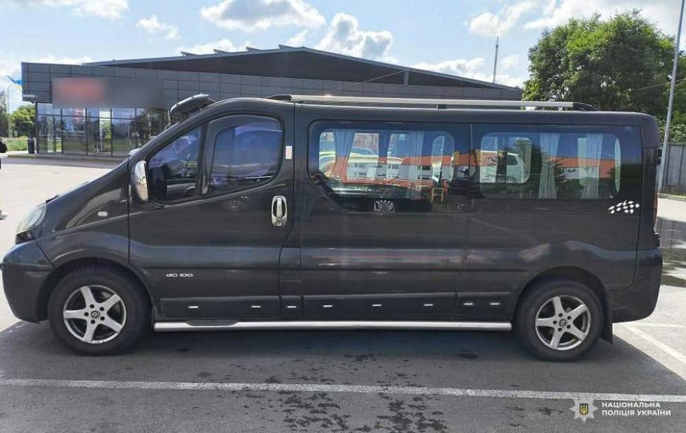 Їхав на побачення на викраденому мінівені