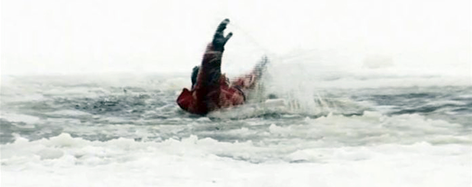 Хлопчик вийшов на лід річки та провалився