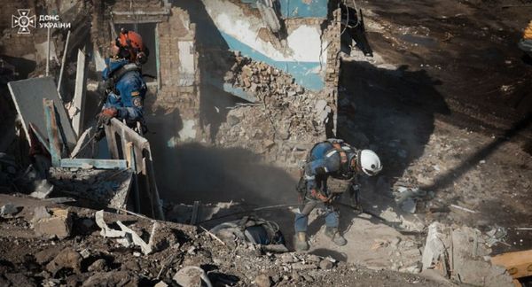 Київ: тіла досі дістають з-під руїн