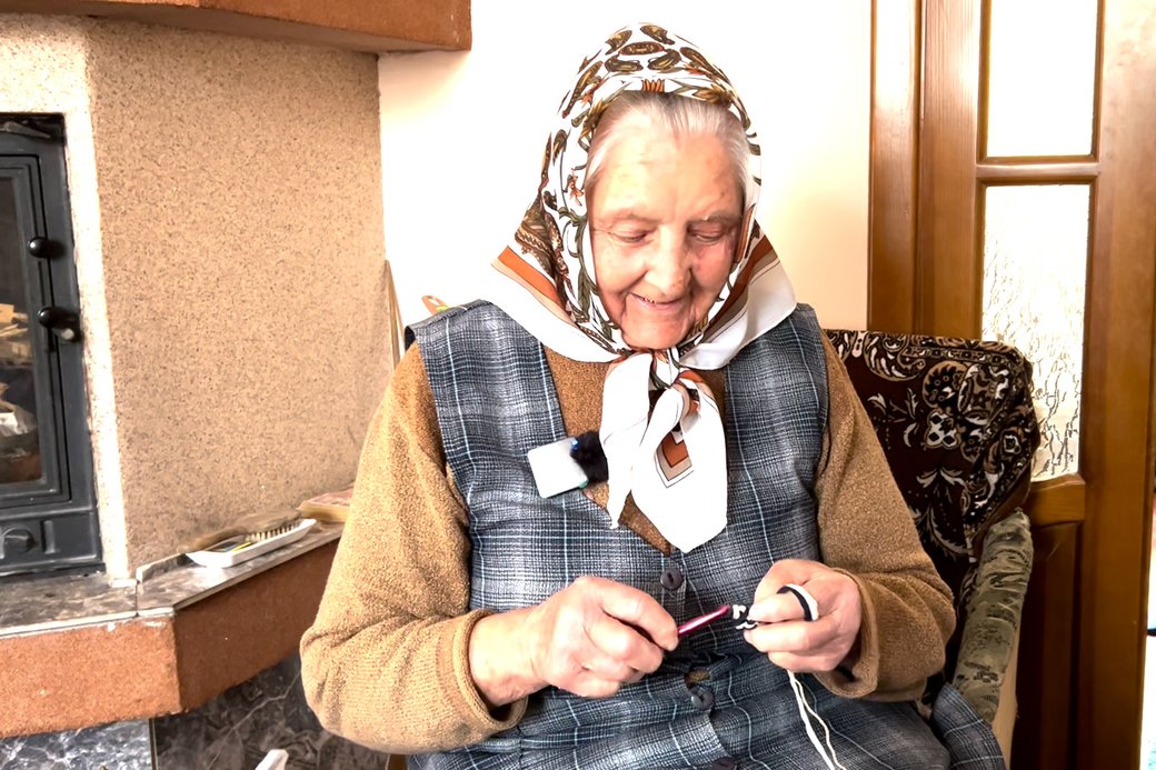 Килимки для бійців в’яже 86-річна жінка із Рівненщини
