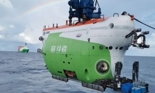 Китайські підводні апарати досліджують найглибше місце у світі