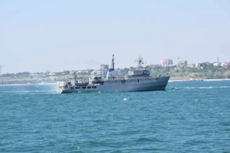 Корабель ВМС, потерпілий в Чорному морі, відбуксирували в Одесу