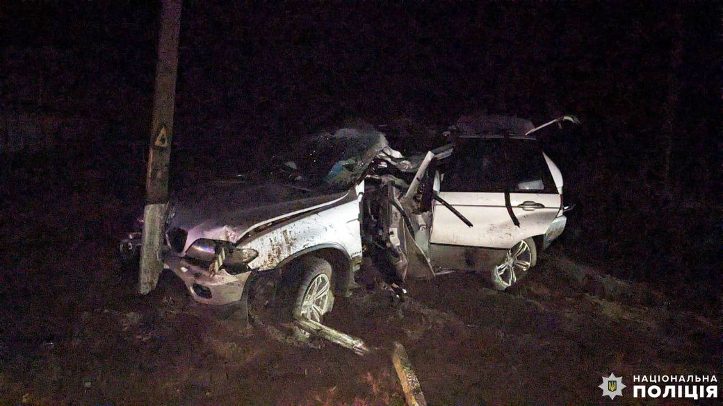 Кросовер на швидкості врізався в електроопору: водій не вижив