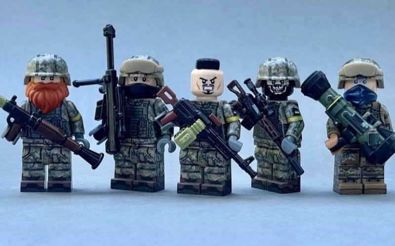 LEGO створив фігурки сталевих героїв «Азовсталі»