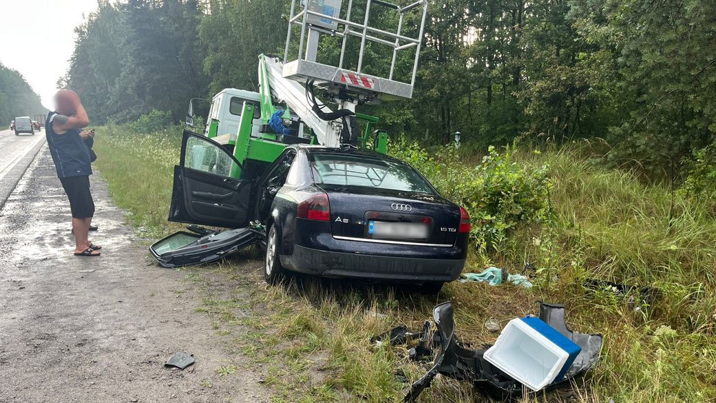 Легковик в’їхав в автопідйомник: водій потрапив до реанімації внаслідок