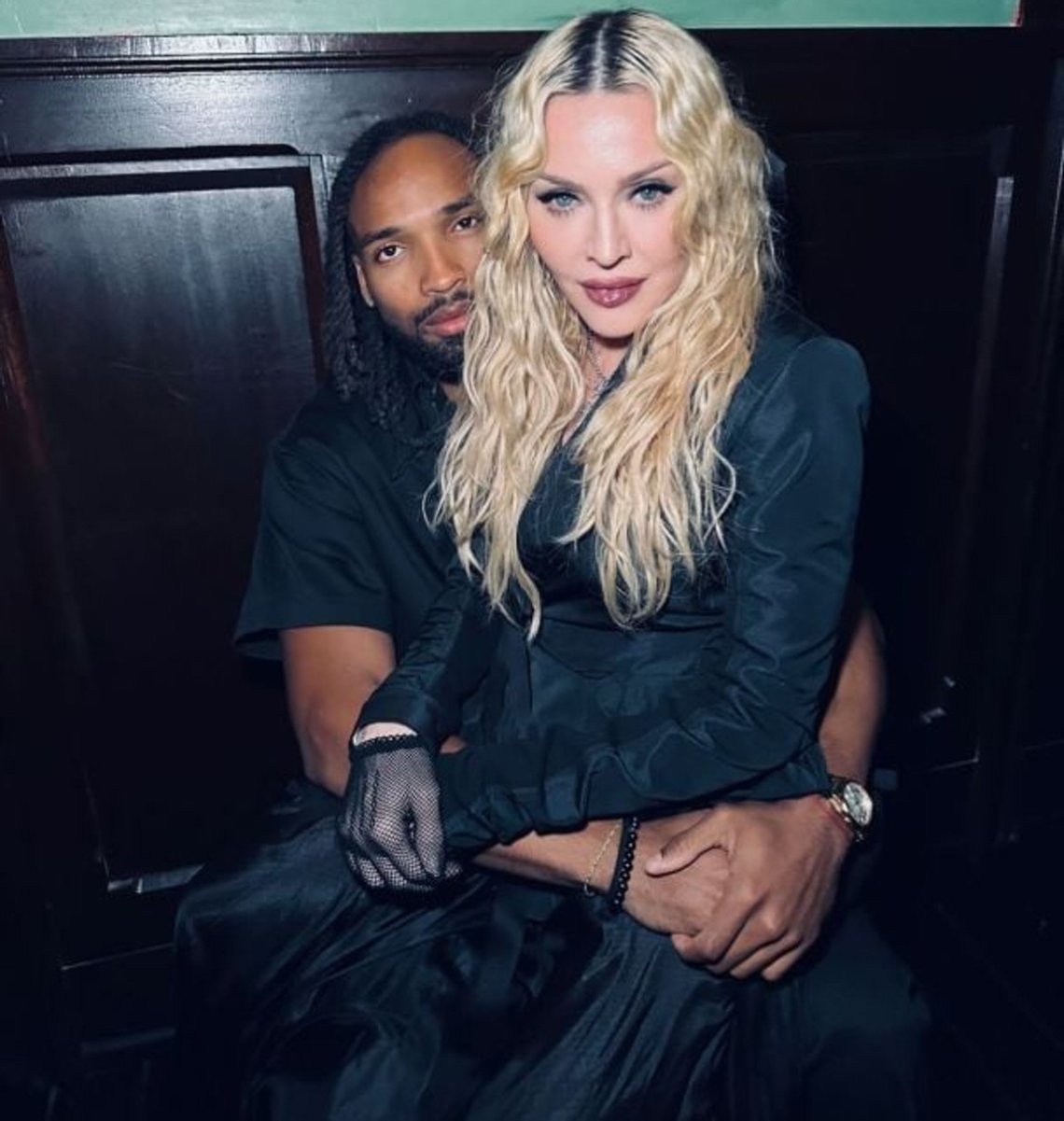 Мадонна заручилася з молодшим на 37 років коханим-футболістом 