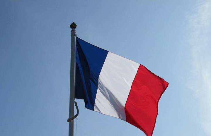 Макрон змінив прапор Франції