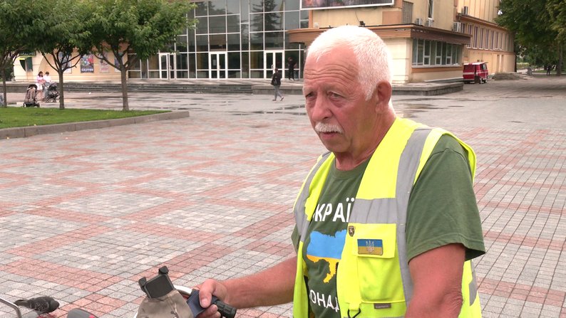 Мандрує на велосипеді та збирає гроші для ЗСУ: волонтер з Полтавщини приїхав у Рівне