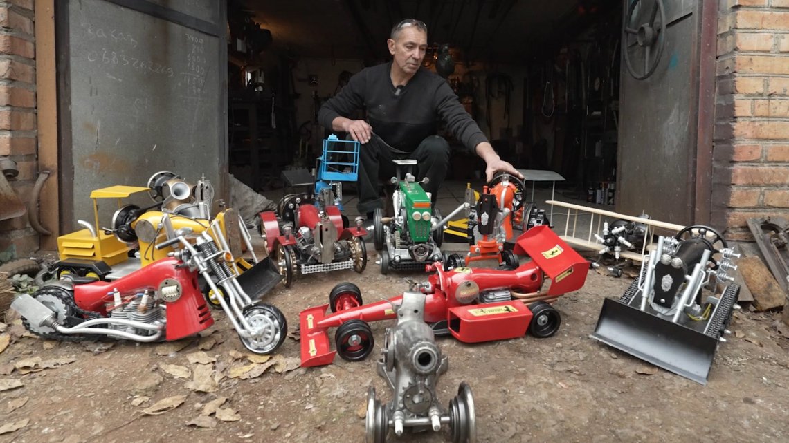 Мініатюрну техніку зі старих швейних машинок виготовляє майстер Євгеній Сак 