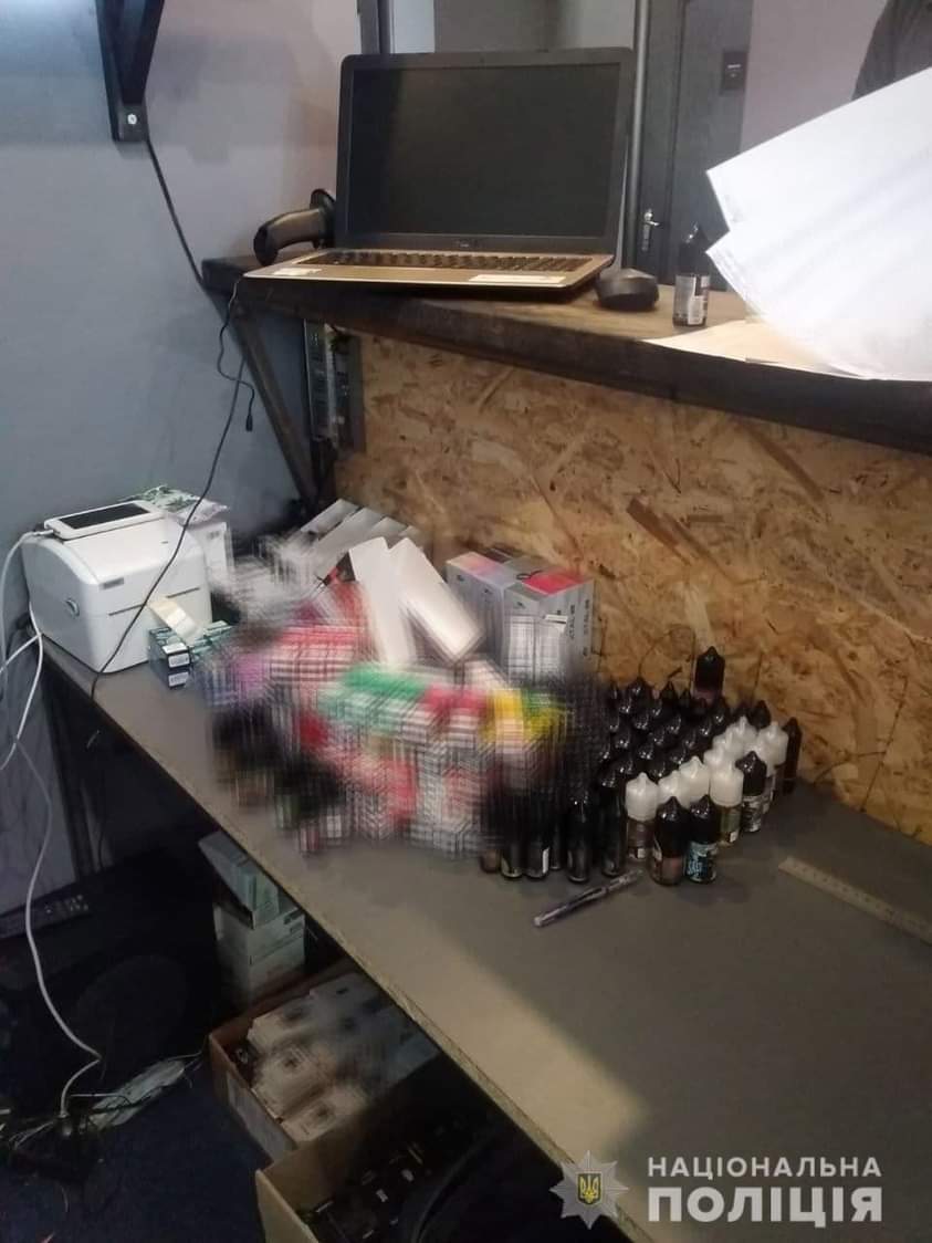 Молодику, який продавав електронні цигарки без ліцензії, загрожує штраф