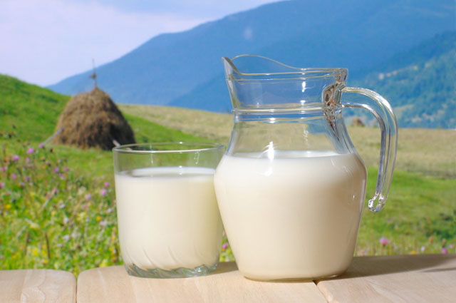 Молоко сприяє довголіттю: цікаві факти про продукт